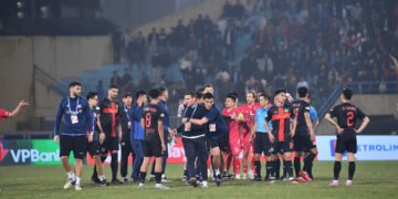 Ngay sau trận đấu, BHL Ninh Bình FC đã lao vào sân để phản ứng với trọng tài người Malaysia. Ảnh: Nguyễn Huy