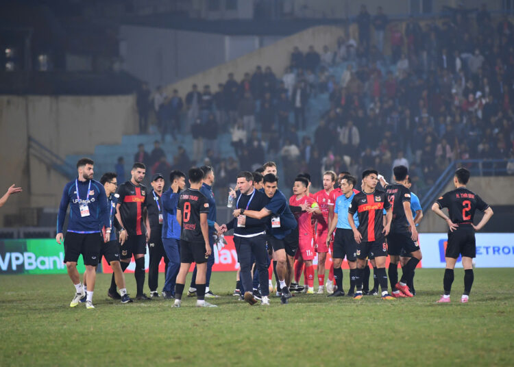 Ngay sau trận đấu, BHL Ninh Bình FC đã lao vào sân để phản ứng với trọng tài người Malaysia. Ảnh: Nguyễn Huy