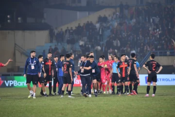 Ngay sau trận đấu, BHL Ninh Bình FC đã lao vào sân để phản ứng với trọng tài người Malaysia. Ảnh: Nguyễn Huy