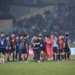 Ngay sau trận đấu, BHL Ninh Bình FC đã lao vào sân để phản ứng với trọng tài người Malaysia. Ảnh: Nguyễn Huy