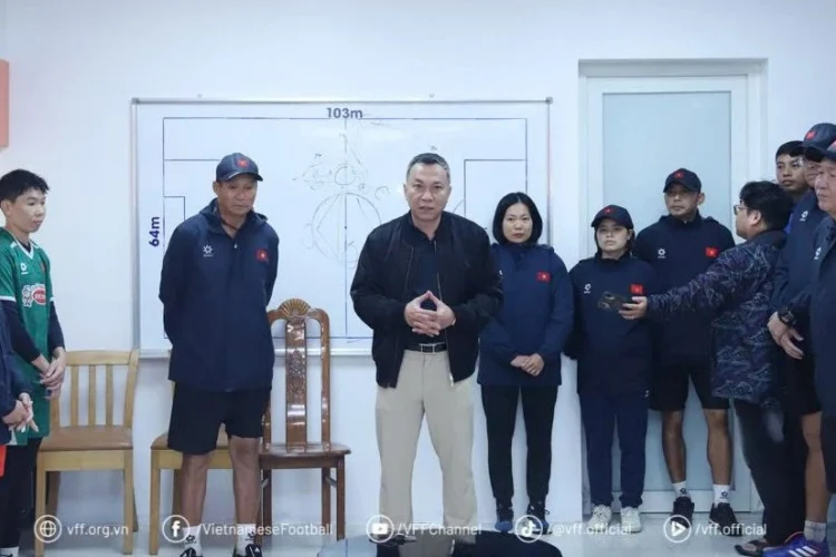 Chủ tịch Trần Quốc Tuấn kịp thời khen thưởng, động viên ĐT nữ Việt Nam sau chiến thắng quan trọng 2-1 trước Ấn Độ.