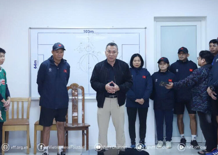 Chủ tịch Trần Quốc Tuấn kịp thời khen thưởng, động viên ĐT nữ Việt Nam sau chiến thắng quan trọng 2-1 trước Ấn Độ.