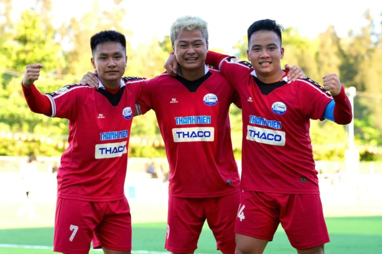 Niềm vui của các cầu thủ ĐH Thuỷ Lợi sau khi dễ dàng đánh bại đối thủ trong trận chung kết. Ảnh: Minh Nguyệt.