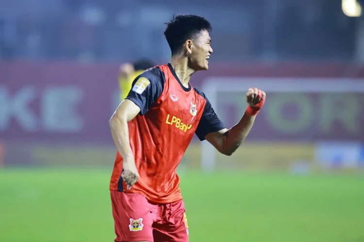 Tiền đạo Gia Hưng ghi bàn thắng quyết định, giúp Ninh Bình FC đánh bại PVF-CAND 3-2 trong trận tứ kết Cúp Quốc gia 2025/26.