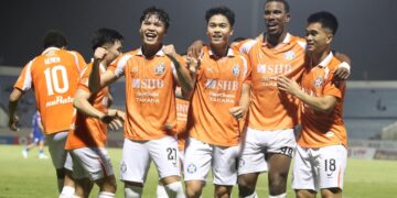 Niềm vui của các cầu thủ SHB Đà Nẵng sau chiến thắng quan trọng 1-0 trước PVF-CAND. Ảnh: Phi Hải.