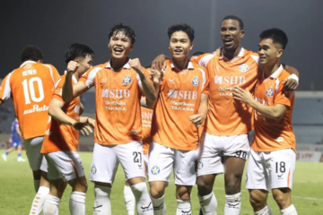 Niềm vui của các cầu thủ SHB Đà Nẵng sau chiến thắng quan trọng 1-0 trước PVF-CAND. Ảnh: Phi Hải.