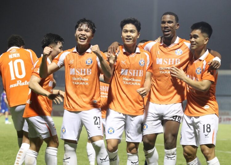 Niềm vui của các cầu thủ SHB Đà Nẵng sau chiến thắng quan trọng 1-0 trước PVF-CAND. Ảnh: Phi Hải.