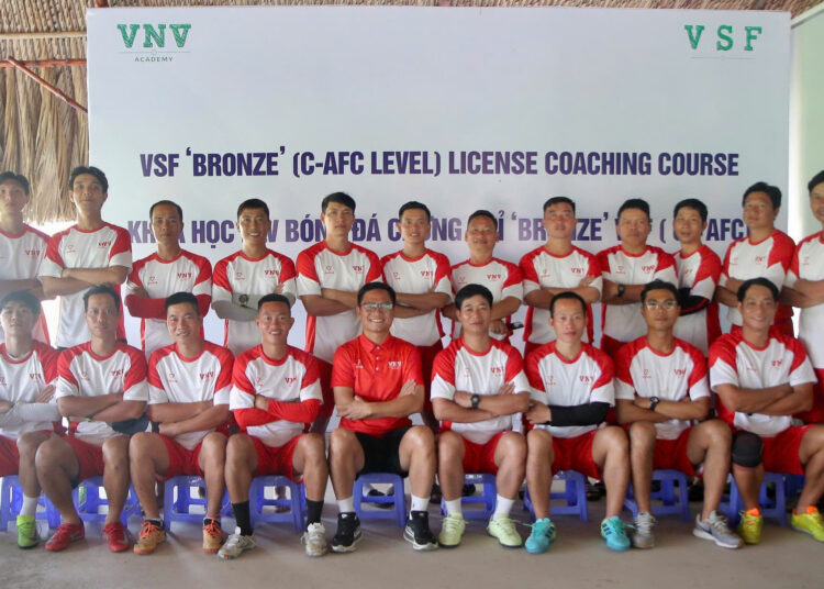 28 học viên đầu tiên đã hoàn thành xuất sắc khoá học  HLV bóng đá chứng chỉ “Bronze” VSF. Ảnh: Quốc Anh.
