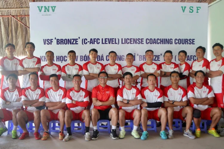 28 học viên đầu tiên đã hoàn thành xuất sắc khoá học HLV bóng đá chứng chỉ “Bronze” VSF. Ảnh: Quốc Anh.