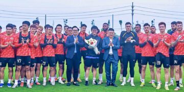 Bầu Thuỵ cùng Ban lãnh đạo Ninh Bình FC tặng hoa chúc mừng HLV Vũ Tiến Thành trước buổi tập 4-3.