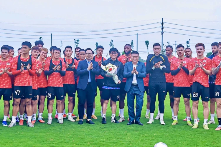 Bầu Thuỵ cùng Ban lãnh đạo Ninh Bình FC tặng hoa chúc mừng HLV Vũ Tiến Thành trước buổi tập 4-3.