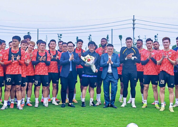 Bầu Thuỵ cùng Ban lãnh đạo Ninh Bình FC tặng hoa chúc mừng HLV Vũ Tiến Thành trước buổi tập 4-3.