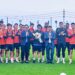 Bầu Thuỵ cùng Ban lãnh đạo Ninh Bình FC tặng hoa chúc mừng HLV Vũ Tiến Thành trước buổi tập 4-3.