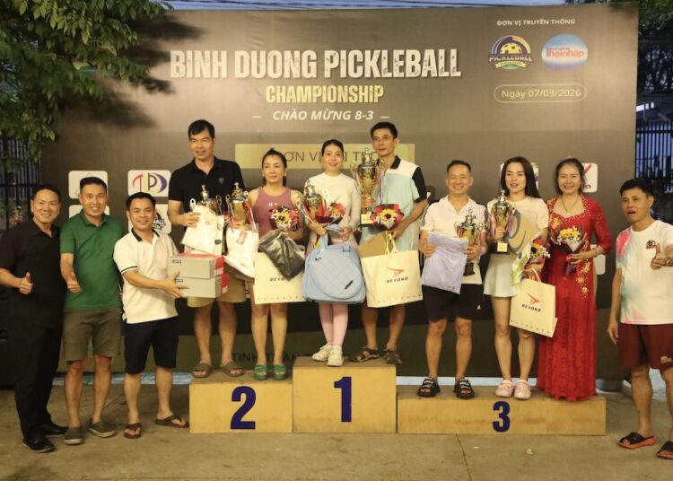 BTC giải trao thưởng nhiều phần quà ý nghĩa cho các cặp đôi nam nữ giành thành tích cao tại giải. Ảnh: Hải Nguyễn.