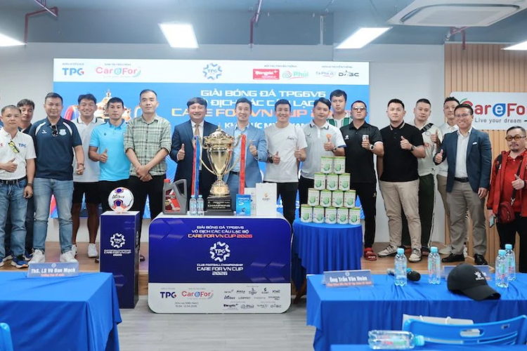 Đại diện 12 đội bóng tại buổi lễ họp báo, công bố giải TPG 6v6 – Care For Việt Nam Cup 2026 khu vực miền Nam.