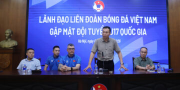 Chủ tịch Trần Quốc Tuấn phát biểu tại buổi gặp mặt, động viên U17 Việt Nam trước khi tham dự giải U17 Đông Nam Á 2026.