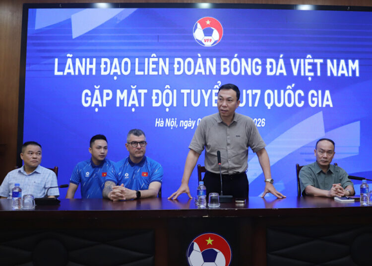 Chủ tịch Trần Quốc Tuấn phát biểu tại buổi gặp mặt, động viên U17 Việt Nam trước khi tham dự giải U17 Đông Nam Á 2026.