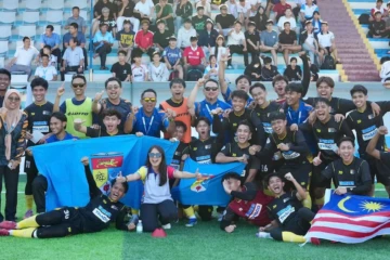 Niềm vui của các cầu thủ ĐH Quốc gia Malaysia sau khi giành quyền vào chơi chung kết. Ảnh: Minh Nguyệt.