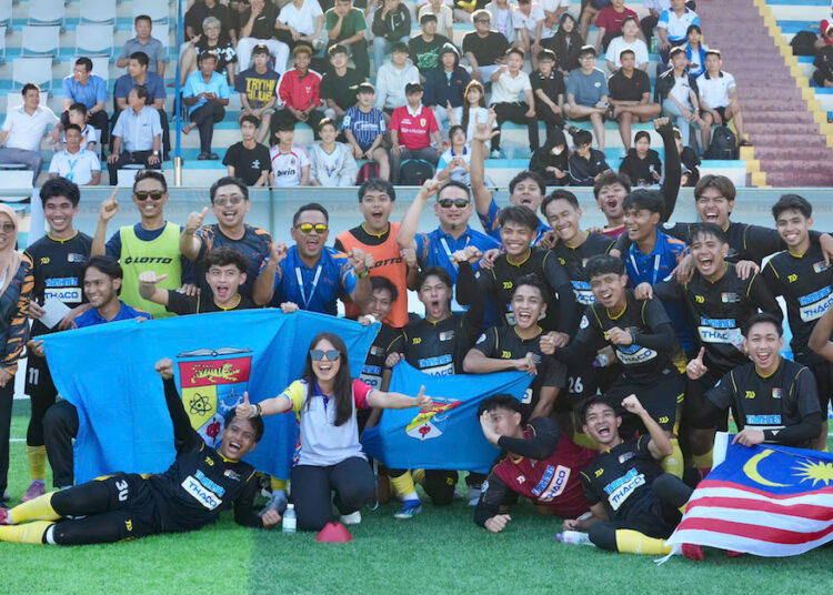 Niềm vui của các cầu thủ ĐH Quốc gia Malaysia sau khi giành quyền vào chơi chung kết. Ảnh: Minh Nguyệt.