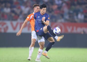 Tiền đạo Đình Bắc toả sáng với cú đúp bàn thắng vào lưới SHB Đà Nẵng trong chiến thắng 5-1 của CAHN. Ảnh: VPF.