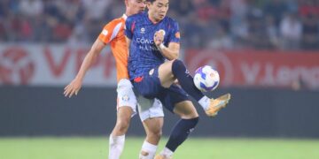 Tiền đạo Đình Bắc toả sáng với cú đúp bàn thắng vào lưới SHB Đà Nẵng trong chiến thắng 5-1 của CAHN. Ảnh: VPF.