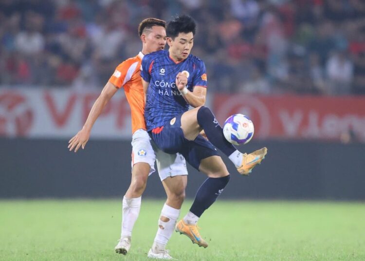 Tiền đạo Đình Bắc toả sáng với cú đúp bàn thắng vào lưới SHB Đà Nẵng trong chiến thắng 5-1 của CAHN. Ảnh: VPF.