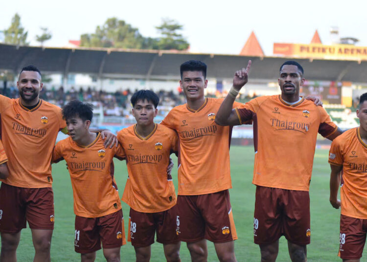 Niềm vui không trọn vẹn của HAGL dù sớm có bàn thắng vươn lên dẫn trước. Ảnh: Quang Hồng.