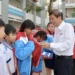 Nhà báo Nguyễn Khắc Văn, Quyền Tổng Biên tập Báo SGGP, trao áo ấm cùng học bổng đến các em học sinh tại xã Bình Lợi.
