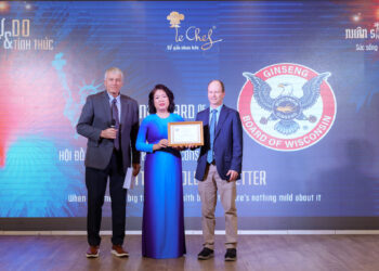 Hội đồng Sâm bang Wisconsin Hoa Kỳ (GBW) trao Giải Thưởng “New Product Innovation Award” đến Bà Đặng Trần Cẩm Vân - Founder & CEO - đại diện Nhân Sâm Đen Le Chef.