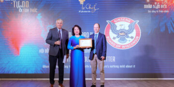 Hội đồng Sâm bang Wisconsin Hoa Kỳ (GBW) trao Giải Thưởng “New Product Innovation Award” đến Bà Đặng Trần Cẩm Vân - Founder & CEO - đại diện Nhân Sâm Đen Le Chef.