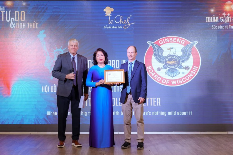 Hội đồng Sâm bang Wisconsin Hoa Kỳ (GBW) trao Giải Thưởng “New Product Innovation Award” đến Bà Đặng Trần Cẩm Vân - Founder & CEO - đại diện Nhân Sâm Đen Le Chef.