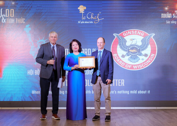 Hội đồng Sâm bang Wisconsin Hoa Kỳ (GBW) trao Giải Thưởng “New Product Innovation Award” đến Bà Đặng Trần Cẩm Vân - Founder & CEO - đại diện Nhân Sâm Đen Le Chef.