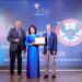 Hội đồng Sâm bang Wisconsin Hoa Kỳ (GBW) trao Giải Thưởng “New Product Innovation Award” đến Bà Đặng Trần Cẩm Vân - Founder & CEO - đại diện Nhân Sâm Đen Le Chef.