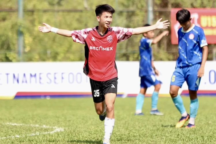 Tiền vệ Trịnh Quang Huy có cú bàn thắng góp công vào chiến thắng 3-2 của U15 Becamex TP.HCM trước U15 Đắk Lắk. Ảnh: Gia Hân.