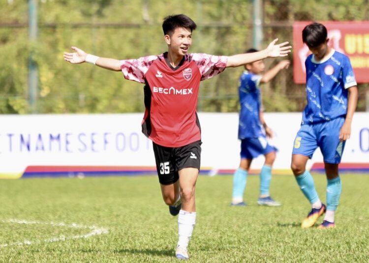Tiền vệ Trịnh Quang Huy có cú bàn thắng góp công vào chiến thắng 3-2 của U15 Becamex TP.HCM trước U15 Đắk Lắk. Ảnh: Gia Hân.