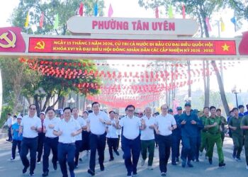 Các vị lãnh đạo, đại biểu, chạy đồng hành sau Lễ phát động.