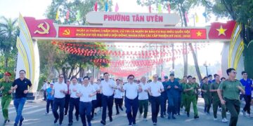 Các vị lãnh đạo, đại biểu, chạy đồng hành sau Lễ phát động.