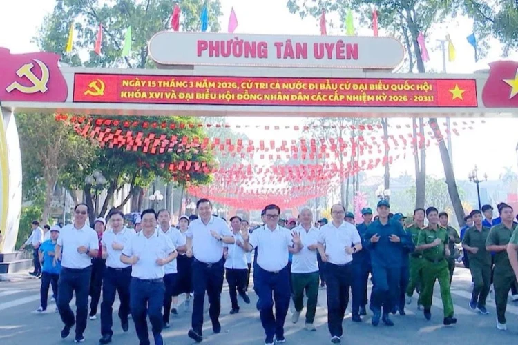 Các vị lãnh đạo, đại biểu, chạy đồng hành sau Lễ phát động.