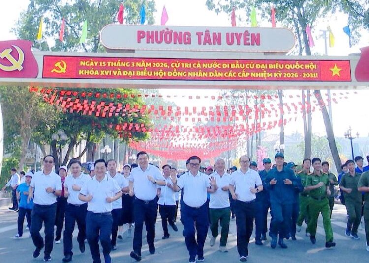 Các vị lãnh đạo, đại biểu, chạy đồng hành sau Lễ phát động.