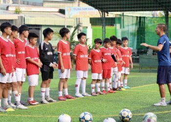 Các em nhỏ sẽ được tham gia tập luyện dưới sự hướng dẫn của các HLV tận tâm của Trung tâm đào tạo bóng đá cộng đồng Kim Chi Sport.