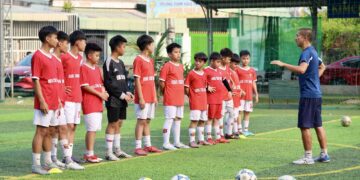 Các em nhỏ sẽ được tham gia tập luyện dưới sự hướng dẫn của các HLV tận tâm của Trung tâm đào tạo bóng đá cộng đồng Kim Chi Sport.