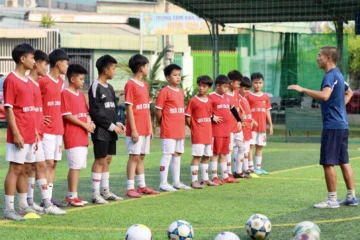 Các em nhỏ sẽ được tham gia tập luyện dưới sự hướng dẫn của các HLV tận tâm của Trung tâm đào tạo bóng đá cộng đồng Kim Chi Sport.