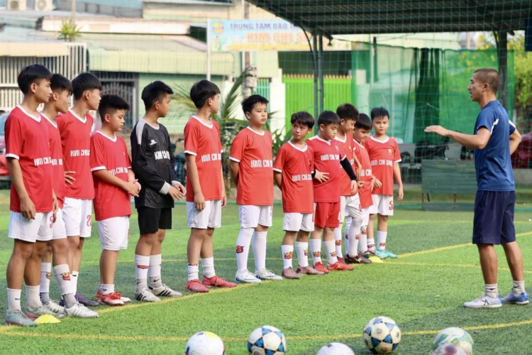 Các em nhỏ sẽ được tham gia tập luyện dưới sự hướng dẫn của các HLV tận tâm của Trung tâm đào tạo bóng đá cộng đồng Kim Chi Sport.
