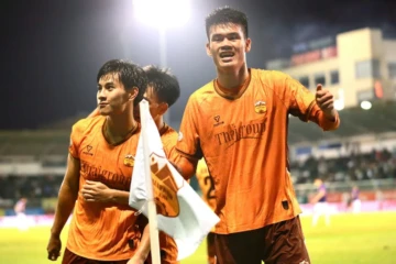 HAGL chính thức trụ hạng sớm một vòng đấu sau khi ngược dòng đánh bại Hà Nội 3-1. Ảnh: Khả Hoà.