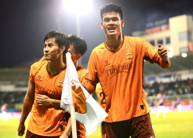 HAGL chính thức trụ hạng sớm một vòng đấu sau khi ngược dòng đánh bại Hà Nội 3-1. Ảnh: Khả Hoà.
