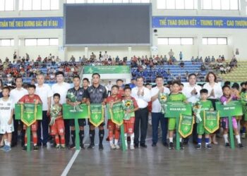 Các vị đại biểu tặng cờ, hoa lưu niệm cho 20 đội tham dự vòng loại U11 tại TP. Hải Phòng.