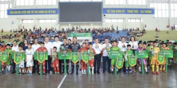 Các vị đại biểu tặng cờ, hoa lưu niệm cho 20 đội tham dự vòng loại U11 tại TP. Hải Phòng.