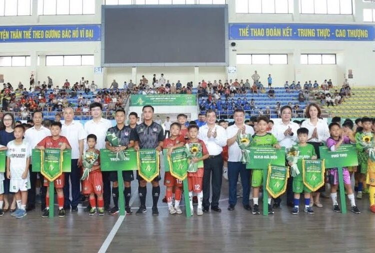 Các vị đại biểu tặng cờ, hoa lưu niệm cho 20 đội tham dự vòng loại U11 tại TP. Hải Phòng.