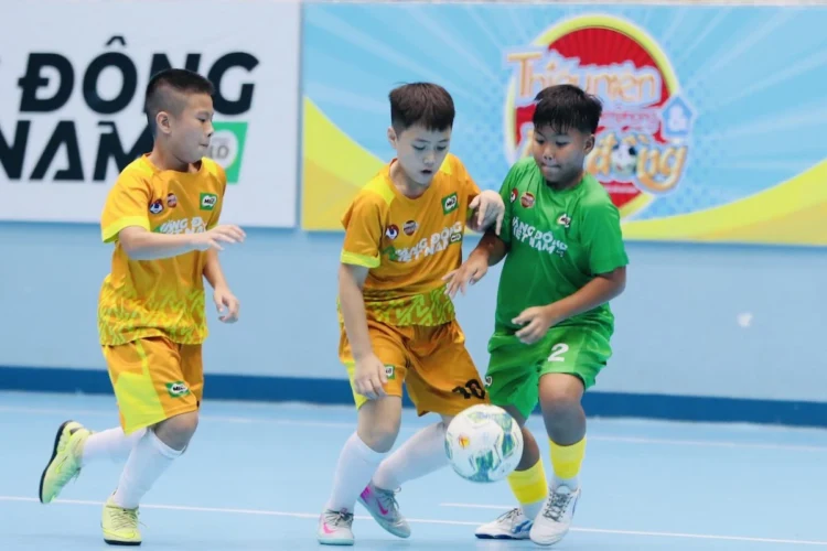 U11 HYS (áo vàng) thể hiện phong độ ấn tượng sau vòng bảng. Ảnh: Gia Hân.
