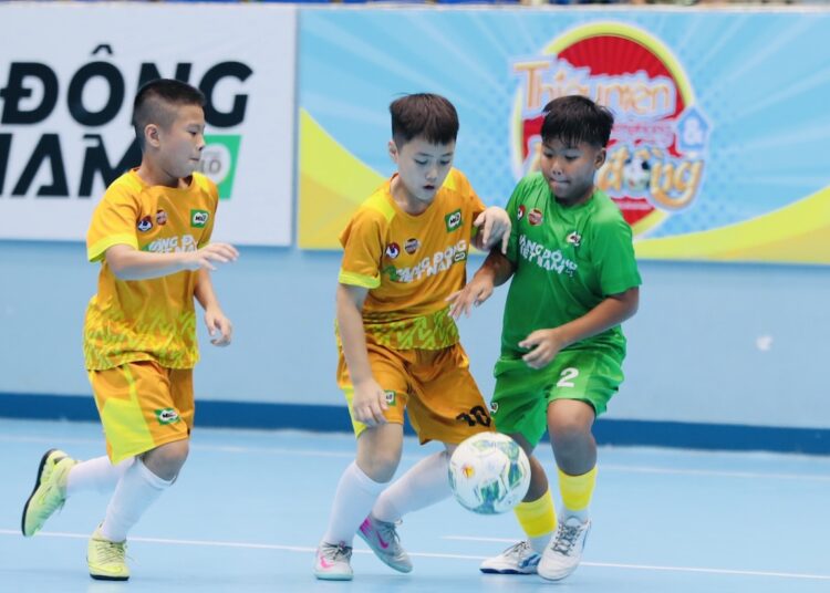 U11 HYS (áo vàng) thể hiện phong độ ấn tượng sau vòng bảng. Ảnh: Gia Hân.